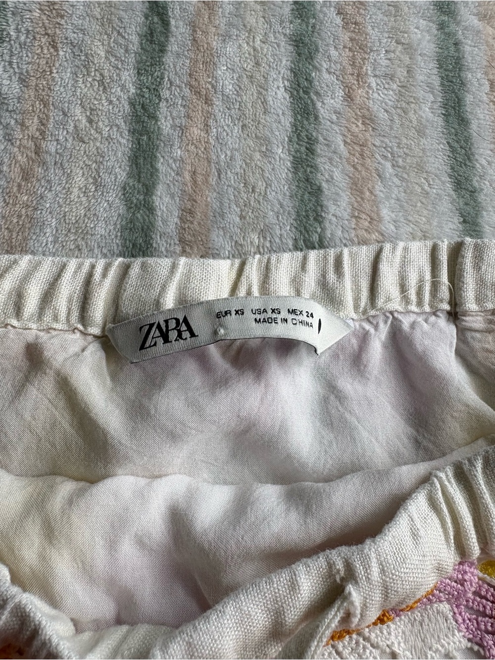 Zara White Crochet Mini Skirt with Pink, Yellow & Orange Floral Motifs - Picture 3 of 3